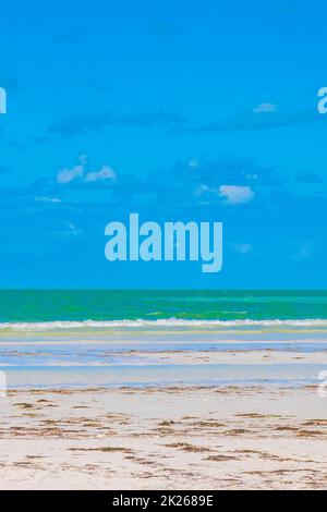 Isola naturale Holbox spiaggia di sabbia panorama turchese acqua onde Messico. Foto Stock