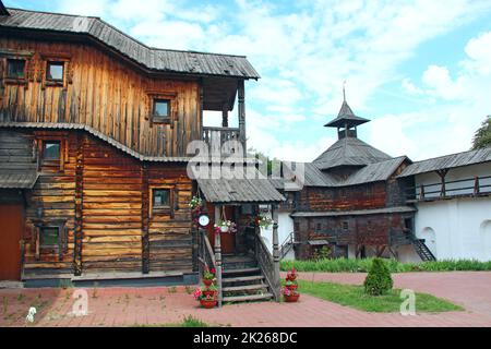 Antica fortezza slava in legno a Novhorod-Siverski. Vecchio edificio in legno Foto Stock