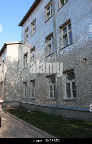 Edificio con pareti a specchio. Facciata dell'edificio fatta di frammenti di specchio Foto Stock
