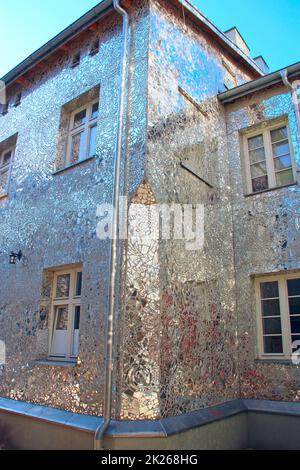 Edificio con pareti a specchio. Facciata dell'edificio fatta di frammenti di specchio Foto Stock