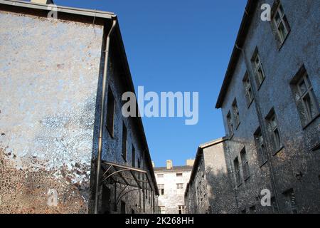 Edificio con pareti a specchio. Facciata dell'edificio fatta di frammenti di specchio Foto Stock