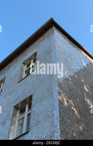 Edificio con pareti a specchio. Facciata dell'edificio fatta di frammenti di specchio Foto Stock