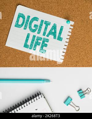 Simbolo di testo che mostra Digital Life. Word for Living in a World interconnected through Internet Multimedia flashy School Office Supplies, Teaching Learning Collections, Writing Tools Foto Stock