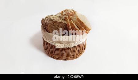 Cesto di vine in vimini isolato su sfondo bianco. Cestino del pane Foto Stock