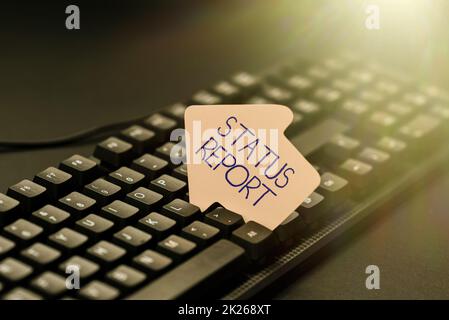 Rapporto sullo stato delle didascalie concettuali. Business Showcase aggiornamento Riepilogo delle situazioni a partire da un periodo di tempo scrivere reclamo sui social media, segnalazione di cattivo comportamento online Foto Stock