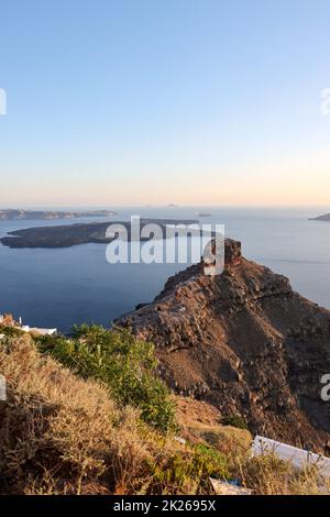 La splendida caldera e la vista sulla roccia di Skaros dalla terrazza di Imerovigli a Santorini, in Grecia Foto Stock