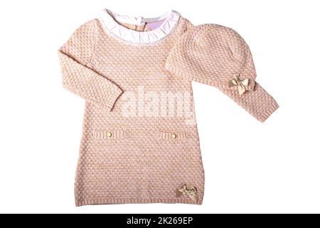 Vestiti per bambini. Un bel vestito rosa per bambina con colletto in pizzo bianco e cappello abbinato isolato su sfondo bianco. Piccola ragazza autunno e primavera moda. Foto Stock