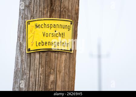 Segnale di avvertenza polo elettrico in giallo Foto Stock