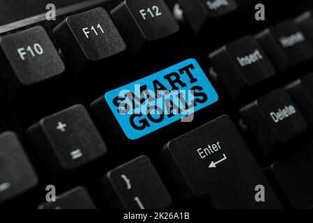 Scrittura di testo con gli Smart Goals. Business showcase mnemonic utilizzato come base per la definizione di obiettivi e direzione Abstract Office digitando lavori, scrivere rapporti di lavoro importanti Foto Stock