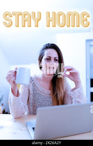 Scrittura visualizzazione testo resta a casa. Idea di business non uscire per un'attività e rimanere all'interno della casa o casa Social Media Influencer creazione di presenza online, idee Video Blog Foto Stock