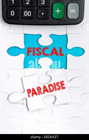 Didascalia di testo che presenta Fiscal Paradise. Parola scritta sullo spreco di denaro pubblico è un argomento di grande preoccupazione costruire un puzzle modello di puzzle bianco incompiuto con mancante ultimo pezzo Foto Stock