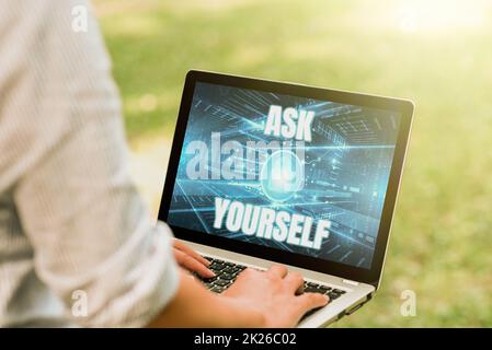 Didascalia testo Presentazione Chiedi a te stesso. Concetto di business pensare il futuro significato e lo scopo degli obiettivi di vita Donna digitando sul laptop nel Parco da solo realizzazione di lavori remoti. Foto Stock