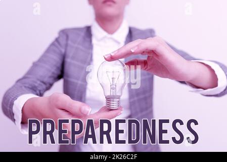 Cartello di testo che mostra la preparazione. Internet concetto qualità o stato di essere preparati in caso di eventi imprevisti Lady in vestito lampada da presa con due mani presentando nuove idee tecnologiche Foto Stock