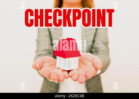 Testo che mostra il checkpoint dell'inspirazione. Internet Concept presidiato ingresso, dove i viaggiatori sono soggetti a controlli di sicurezza Una giovane Signora Orbusinesswoman Holding OrPresenting Home in Business vestito Foto Stock