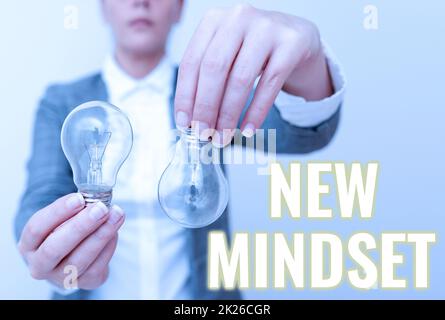 Didascalia concettuale nuovo mindset. Approccio aziendale pensieri e credenze di madeup fresco plasmare una persona s è mente Lady vestito tenere due lampade capovolte presentando nuove idee tecnologiche Foto Stock