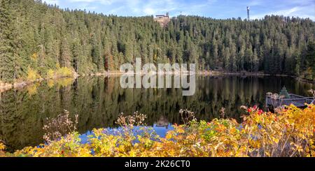 Lago Mummelsee e montagna Hornisgrinde a Seebach nel paesaggio della Foresta Nera natura autunno autunno panorama in Germania Foto Stock