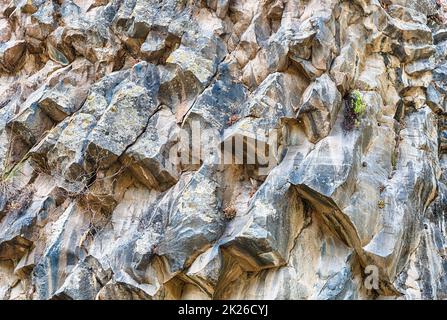 Struttura di pietre vulcaniche alle Gole dell'Alcantara, Sicilia, Italia Foto Stock