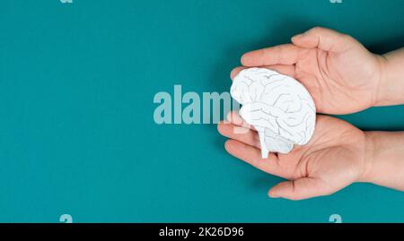Tenere un cervello nelle mani, morbo di Parkinson, malattia di Alzheimer, disturbo mentale demenza, problemi di psicologia Foto Stock