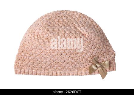 Primo piano di un bel cappello o cappello di lana rosa lavorato a maglia con un arco a nastro d'oro isolato su sfondo bianco. Moda autunno e inverno per bambini. Foto Stock