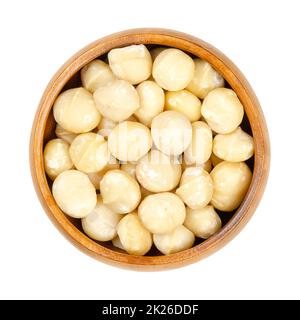 Noci di macadamia sgusciate ed essiccate, in una ciotola di legno Foto Stock