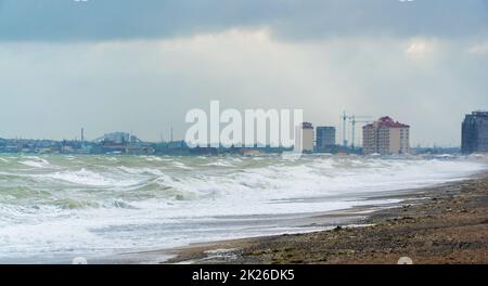 Grandi onde sul Mar Nero. Una tempesta al largo della costa di Yevpatoria .Crimea. Foto Stock