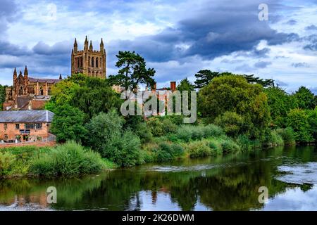 La cattedrale gotica di St Mary the Virgin e St Ethelbert the King e River Wye a Hereford, Herefordshire, Inghilterra, Regno Unito Foto Stock