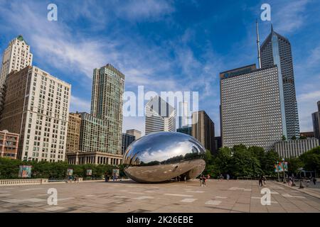 Scultura in acciaio inossidabile Cloud Gate dell'artista britannico di origine indiana Anish Kapoor, Millennium Park, Chicago, Illinois, USA Foto Stock