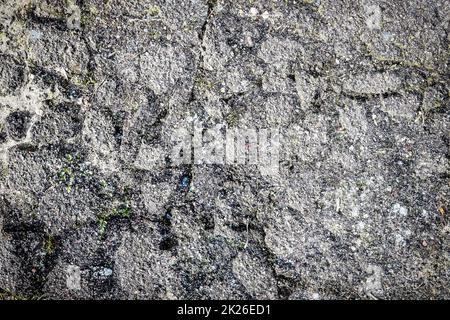 Vista dettagliata su superfici asfaltate di strade e strade diverse con crepe Foto Stock