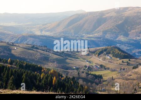 Monte Grappa paesaggio autunnale. Vista sulle Alpi italiane Foto Stock