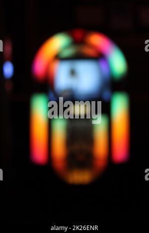 Primo piano del Jukebox vintage multicolore sfocato Foto Stock