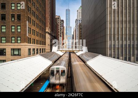 Treno sopraelevato della linea rossa della CTA alla stazione di Adams/Wabash, Chicago, Illinois, USA Foto Stock