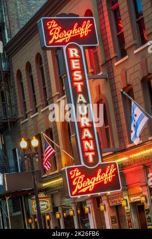 Segno neon del ristorante storico Berghoff, Chicago, Illinois, USA Foto Stock