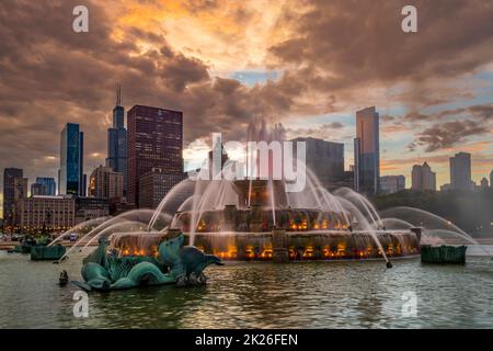 Spettacolo di luci colorate alla Buckingham Fountain con lo skyline della città sullo sfondo, Chicago, Illinois, USA Foto Stock