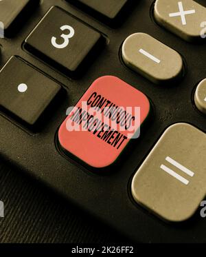 Didascalia di testo che presenta il miglioramento continuo. Concetto Internet fare piccoli miglioramenti coerenti nel tempo Abstract Programmer digitare codici antivirus, redigitare codici di debug Foto Stock