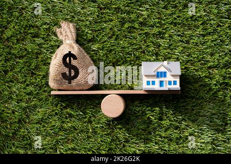 Primo piano di Model Home e di Money Balancing Foto Stock