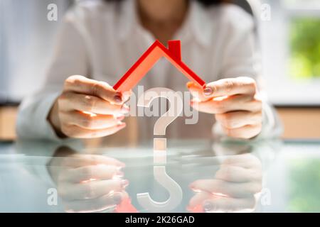 Punto di domanda della casa immobiliare Foto Stock