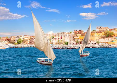 Felucca sul Nilo vicino al villaggio egiziano, Assuan, Egitto Foto Stock