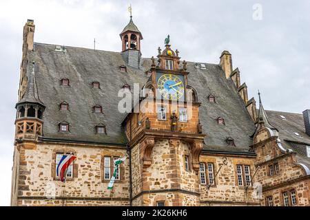 Impressione nella storica città di Marburg, in Germania, con antichi edifici e pittoresche vedute della strada Foto Stock