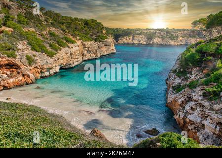 Paradise Calo des Moro Beach a Maiorca Mallorca, Spagna durante il tramonto Foto Stock