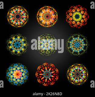 Vettore circolare pattern impostato. Caleidoscope, mandala, diwali decorazione su sfondo nero. Foto Stock