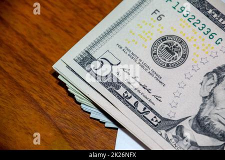 Dollari su un tavolo di legno. Soldi sul tavolo. Dollari americani. Foto Stock