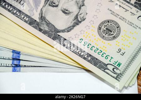 cisterna di banconote giace su un tavolo bianco. Un sacco di dollari, un mucchio di dollari. Foto Stock