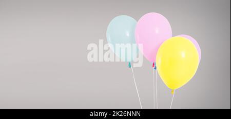 Palloncini rosa, bianchi e trasparenti con petali di rosa gonfiati con elio  su sfondo bianco Foto stock - Alamy