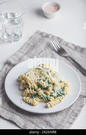 Pasta cremosa con spinaci e ricotta Foto Stock