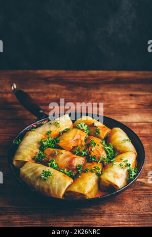 Involtini di cavolo ripieni di maiale tritato in padella Foto Stock