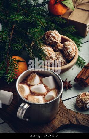 Cioccolata calda natalizia con marshmallows Foto Stock