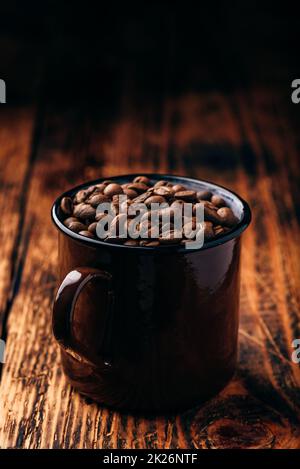 Tazza piena di chicchi di caffè tostati Foto Stock