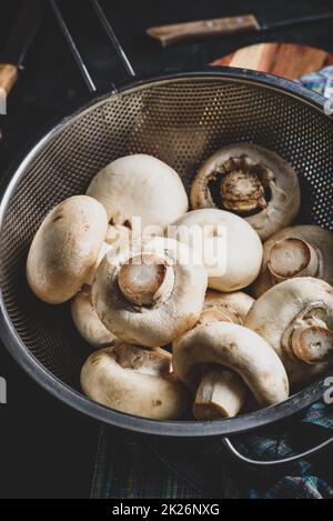 Funghi a bottone in metallo colander Foto Stock