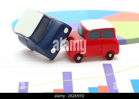 le auto giocattolo si scontrano con i documenti stampati a colori Foto Stock