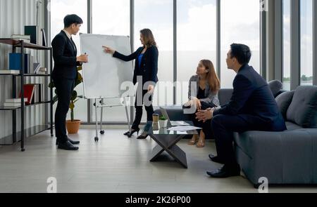 Business dirigenti team meeting 2022 business target plan. Concetto di team aziendale di persone. Foto Stock